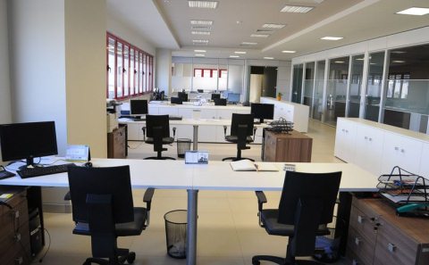 Administrata mbizoterohet nga femrat: Ja mosha mesatare e nepunesit civil